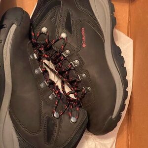 Columbia, Women’s leather hiking boots with lug tread. Size 8/ 39